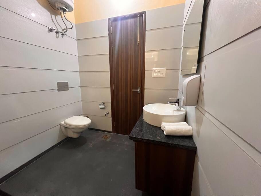5Bhk Home Away From Home At Ranjit Avenue อัมริตสา ภายนอก รูปภาพ