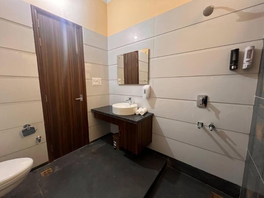 5Bhk Home Away From Home At Ranjit Avenue อัมริตสา ภายนอก รูปภาพ