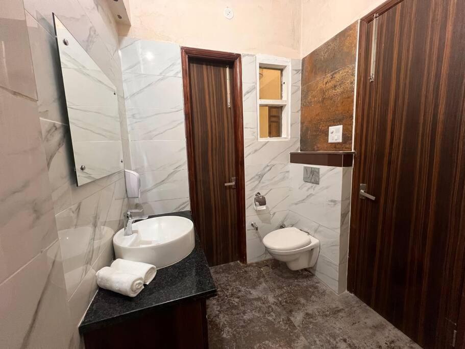 5Bhk Home Away From Home At Ranjit Avenue อัมริตสา ภายนอก รูปภาพ